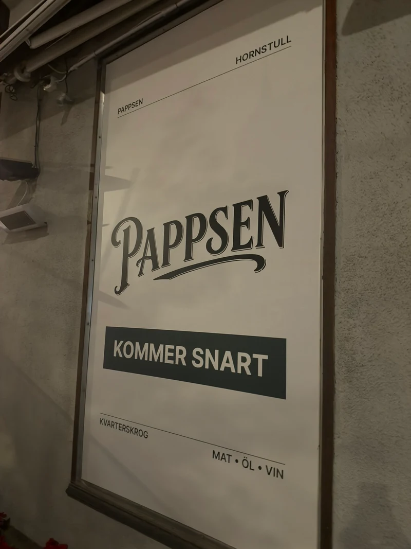 Närbild av det uppsatta Pappsenoriginalet med bokstavsdetaljer, Hornstull och öppningsbudskap